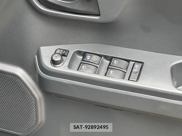 Toyota Pixis Mega 2017-10 8692000-17
