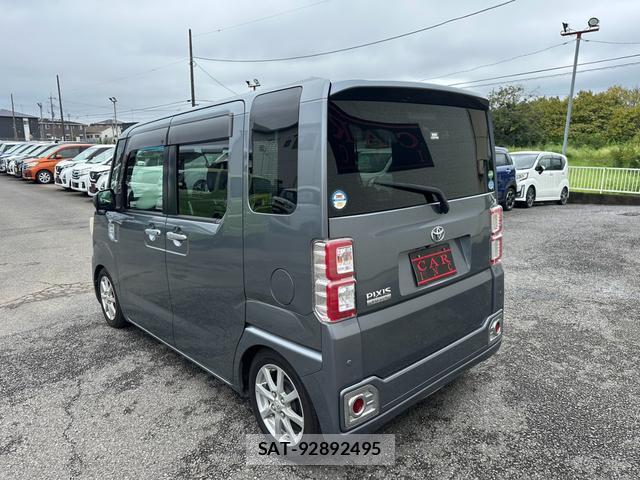 Toyota Pixis Mega 2017-10 8692000-8