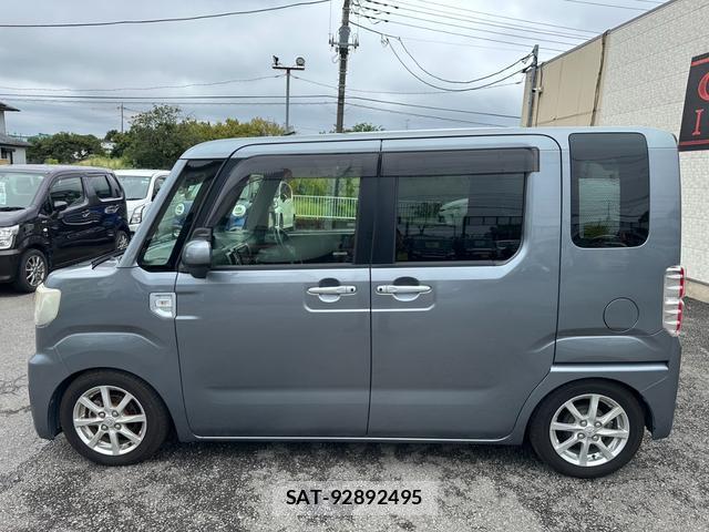 Toyota Pixis Mega 2017-10 8692000-9