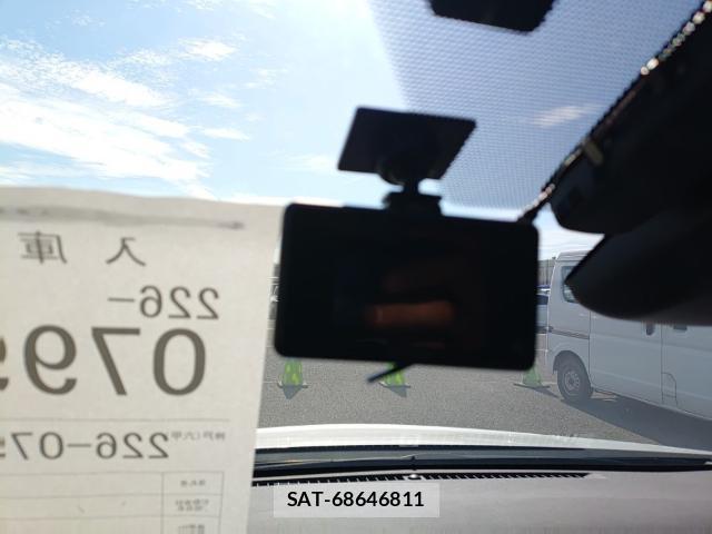 Toyota PRIUS 2019-08 8690567-16