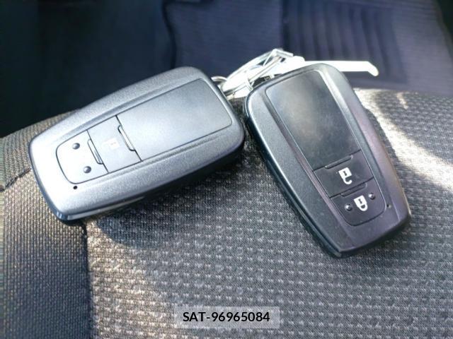 Toyota PRIUS 2019-08 8690571-14
