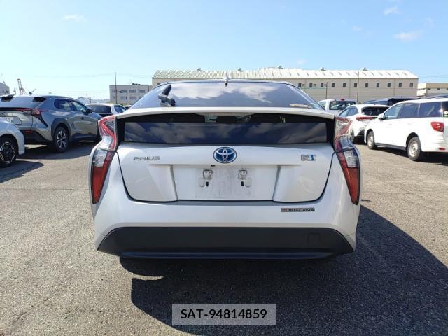 Toyota PRIUS 2018-08 8690572-1
