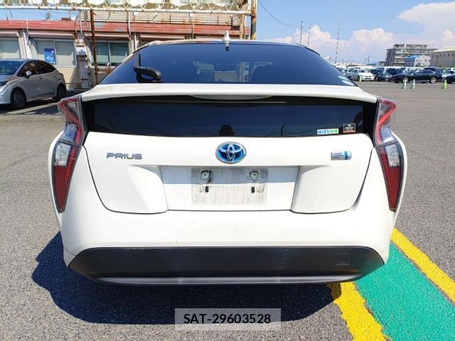 Toyota PRIUS 2016-08 8690587-1
