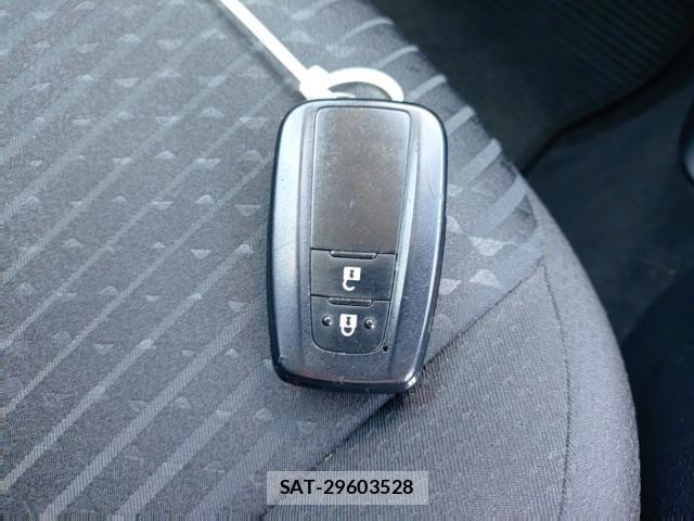 Toyota PRIUS 2016-08 8690587-14