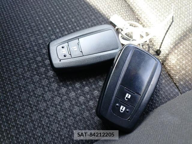 Toyota PRIUS 2019-08 8690592-14