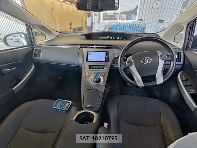 Toyota PRIUS 2013-03 8690975-2