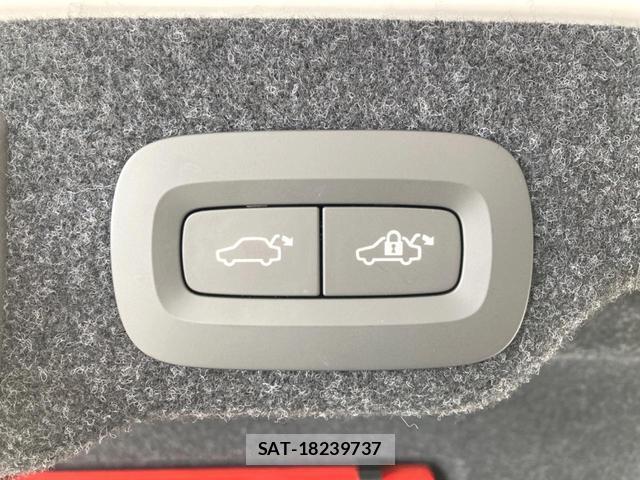 Volvo S90 2017-06 8690339-17
