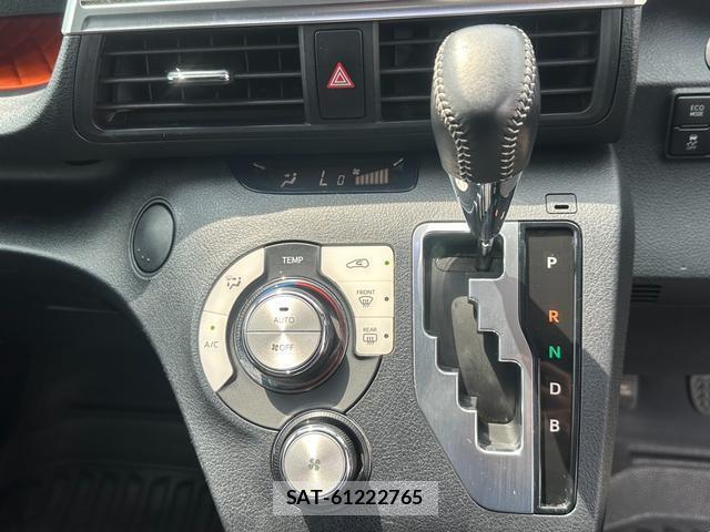 Toyota SIENTA 2017-08 8691608-11