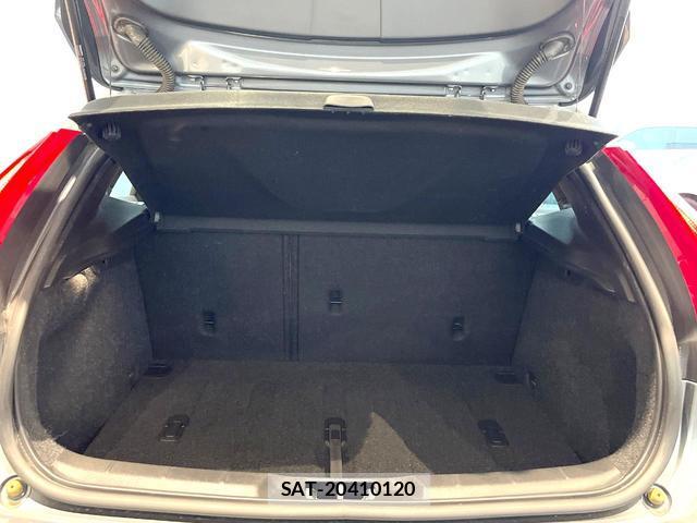 Volvo V40 2019-02 8691001-13