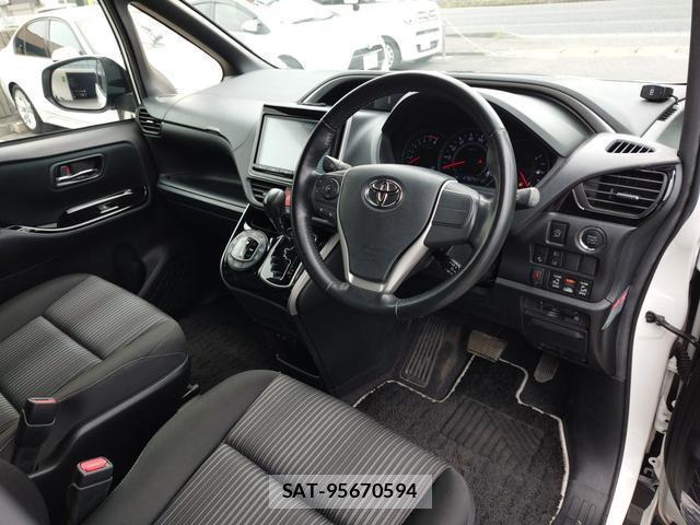 Toyota VOXY 2018-06 8690328-10