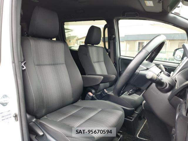 Toyota VOXY 2018-06 8690328-11