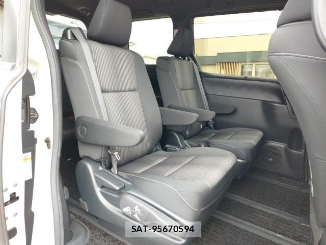 Toyota VOXY 2018-06 8690328-12
