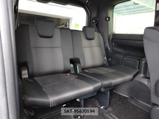 Toyota VOXY 2018-06 8690328-13