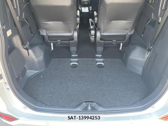 Toyota VOXY 2023-07 8690685-11