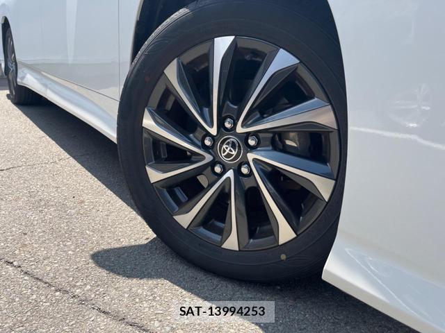 Toyota VOXY 2023-07 8690685-14