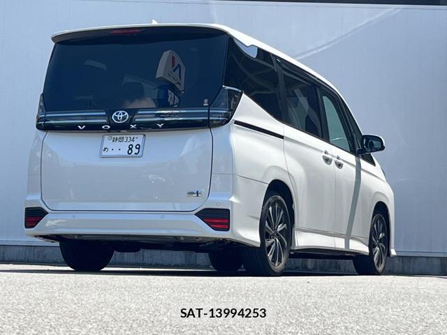 Toyota VOXY 2023-07 8690685-18