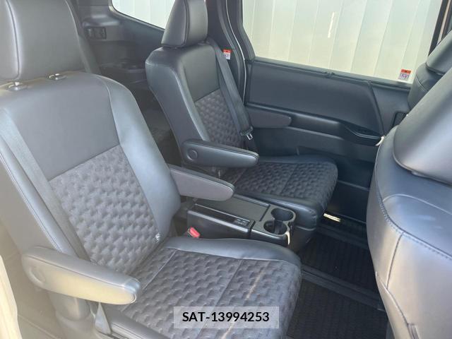 Toyota VOXY 2023-07 8690685-9