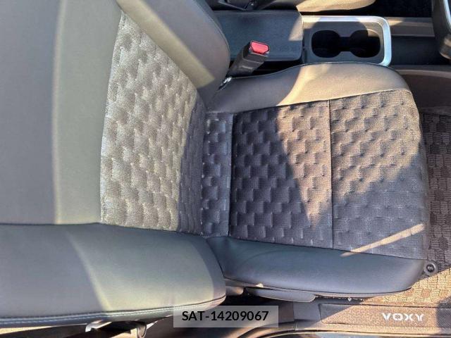 Toyota VOXY 2024-07 8690720-9