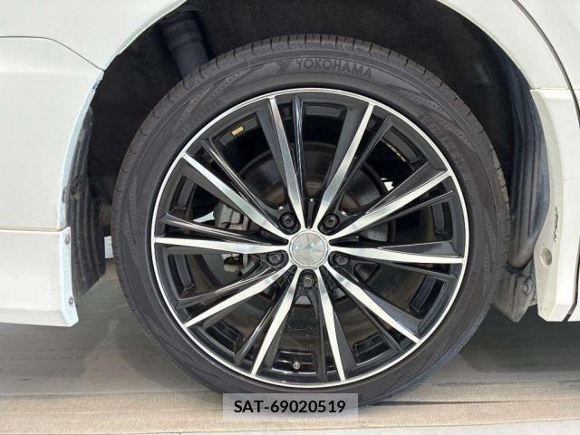 Toyota VOXY 2017-09 8690924-11