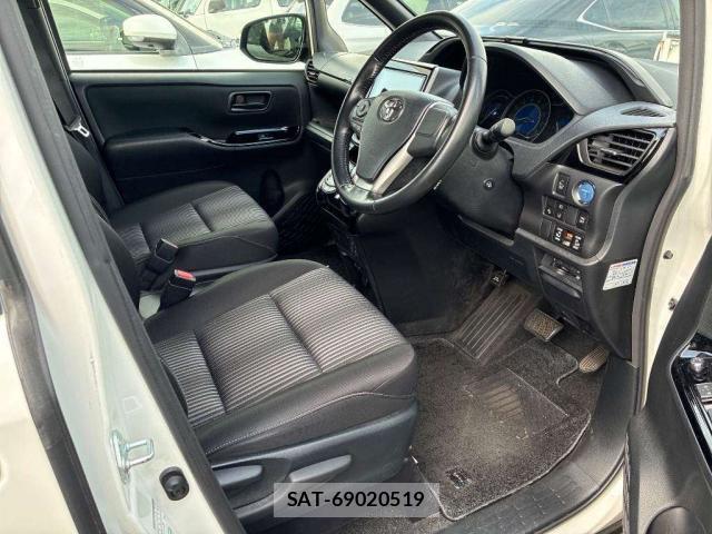 Toyota VOXY 2017-09 8690924-3