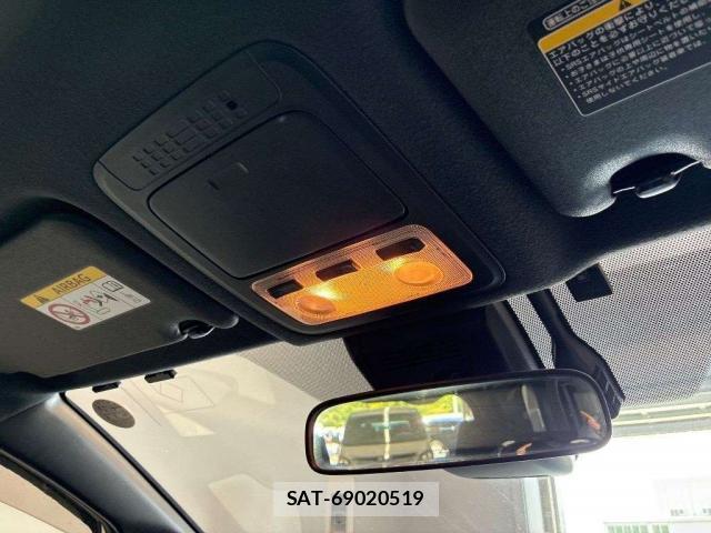 Toyota VOXY 2017-09 8690924-5