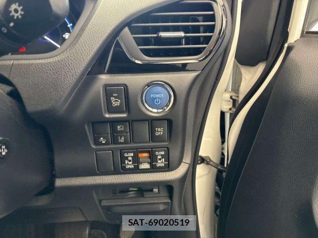 Toyota VOXY 2017-09 8690924-6