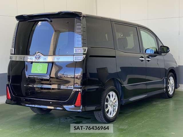 Toyota VOXY 2021-03 8691282-15