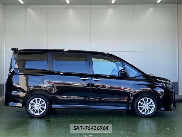 Toyota VOXY 2021-03 8691282-3