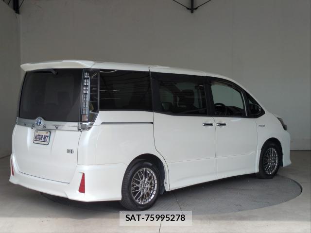 Toyota VOXY 2017-06 8691569-1