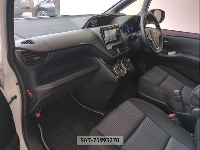 Toyota VOXY 2017-06 8691569-14