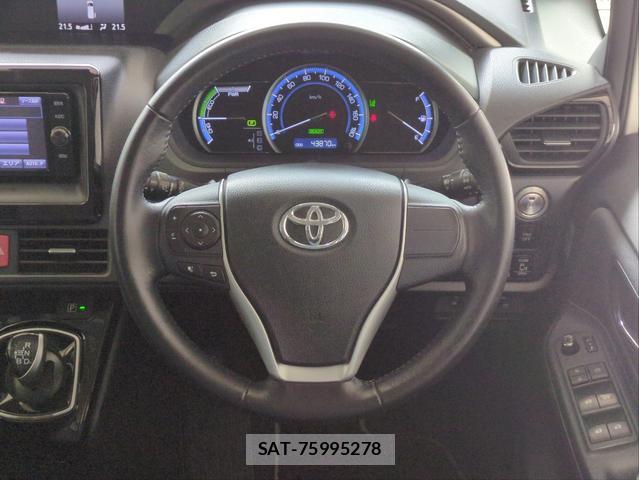 Toyota VOXY 2017-06 8691569-17