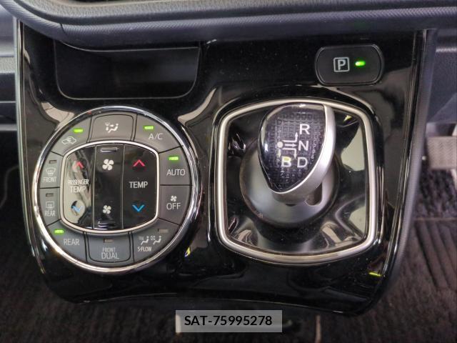 Toyota VOXY 2017-06 8691569-19