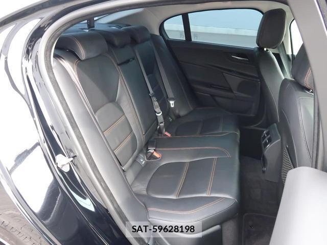 Jaguar XE 2018-03 8690770-14