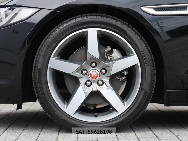 Jaguar XE 2018-03 8690770-17