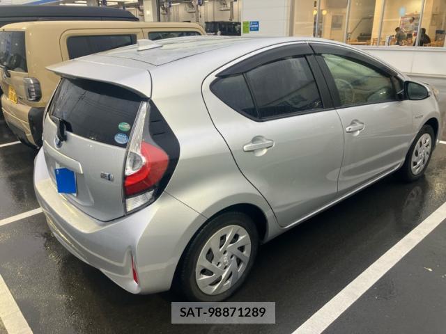 Toyota AQUA 2017-06 8727388-13