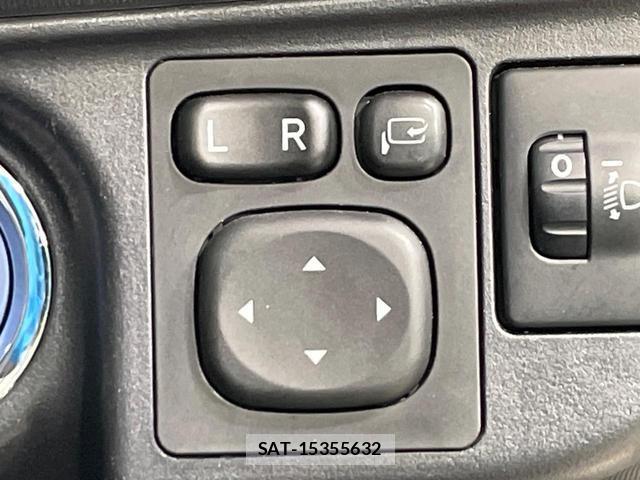 Toyota AQUA 2017-03 8728512-6