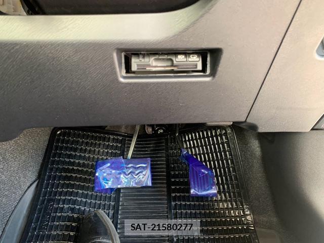 Toyota AQUA 2017-12 8728744-14