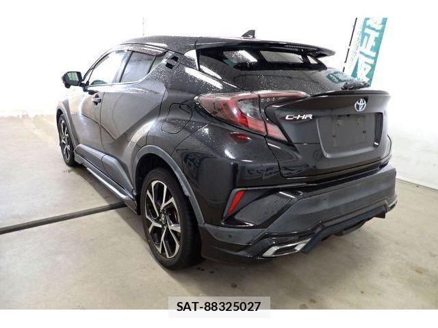 Toyota C-HR 2017-08 8730770-1