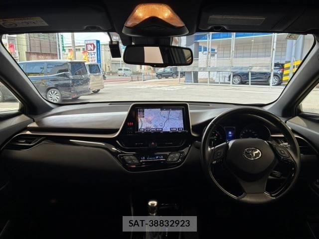 Toyota C-HR 2017-03 8731367-1
