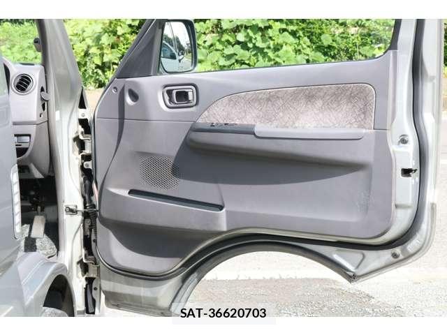 Nissan Caravan 2007-03 8725835-12