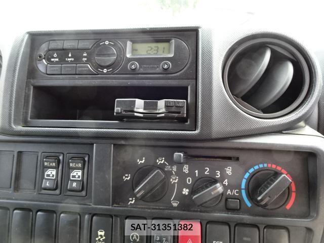 Hino DUTRO 2019-05 8726446-17