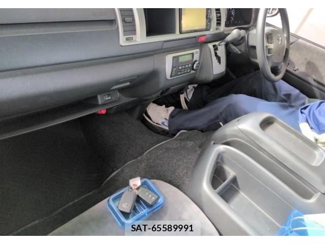 Toyota HIACE WAGON 2017-08 8726389-2