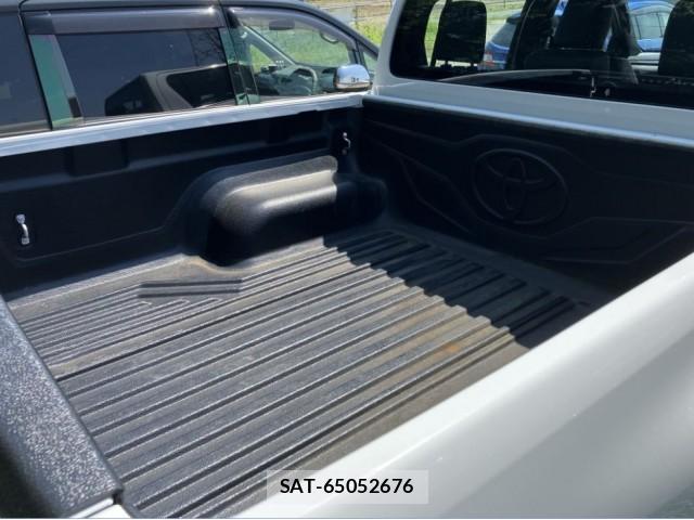 Toyota HILUX 2023-03 8726409-2