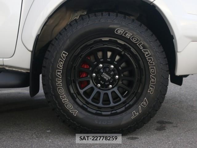 Toyota HILUX 2023-11 8728445-8