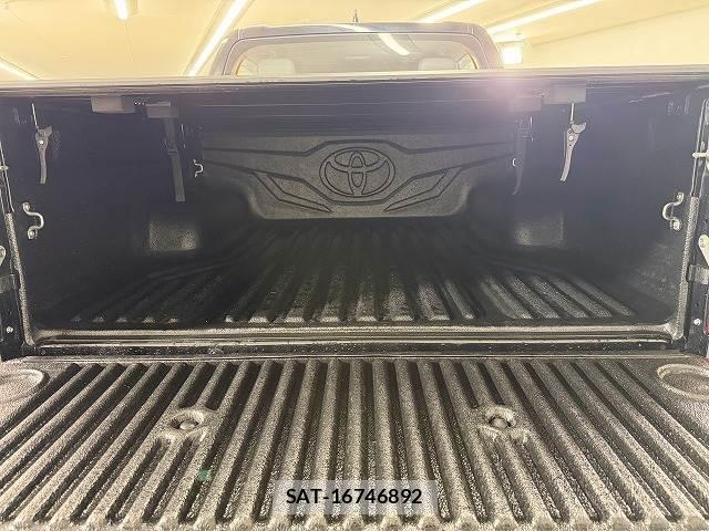 Toyota HILUX 2022-02 8731402-12