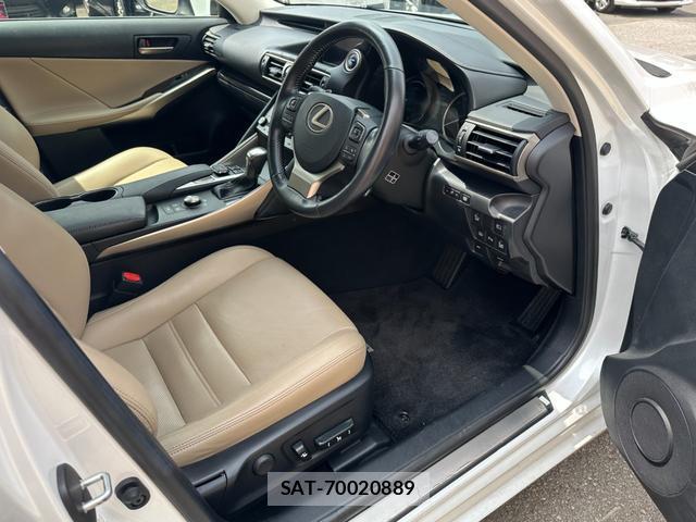 Lexus IS 2017-11 8726456-11