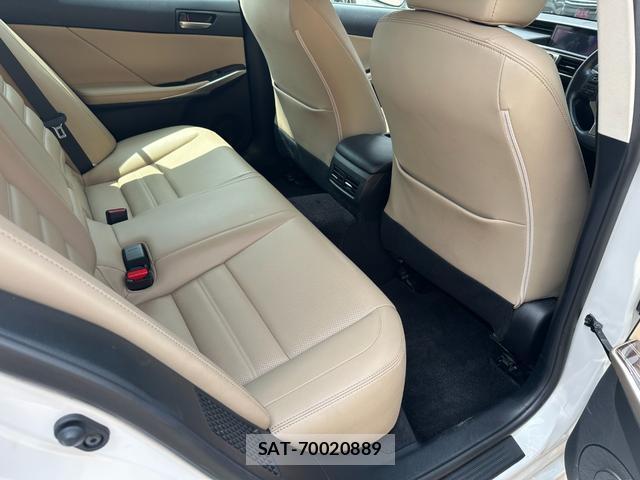 Lexus IS 2017-11 8726456-12
