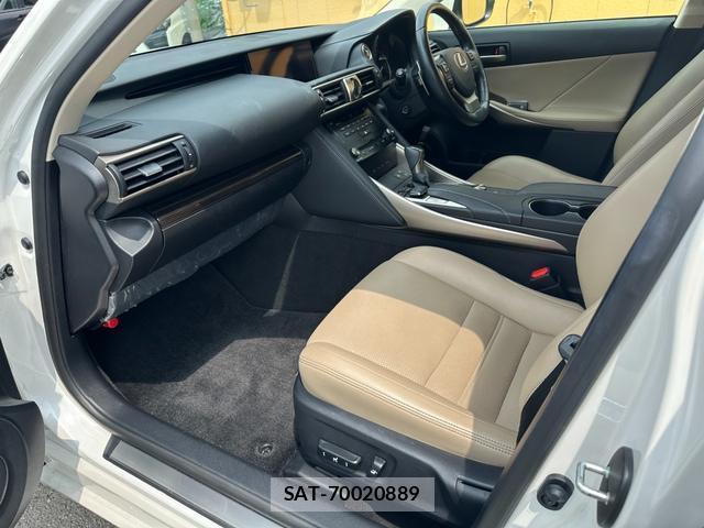 Lexus IS 2017-11 8726456-13