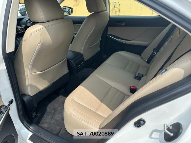 Lexus IS 2017-11 8726456-14