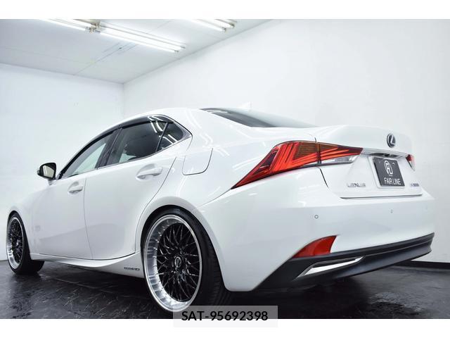 Lexus IS 2018-09 8728293-1